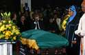 14 de dezembro - O presidente sul-africano, Jacob Zuma, enxuga as lágrimas ao lado da viúva de Mandela, Graça Machel (esq.), e da ex-mulher do falecido líder, Winnie (dir.), durante a cerimônia de despedida