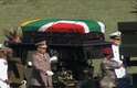 15 de dezembro Antes do Funeral, um cortejo de militares levou o corpo de Nelson Mandela ao seu povoado natal