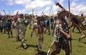 15 de dezembro - Grupo de guerreiros zulus caminha nas proximidades de tenda em que o funeral foi realizado, em Qunu