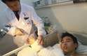 Médicos conseguiram reimplantar com sucesso a mão de um homem depois de prendê-la à perna deste por um mês na China. Xiao Wei teve a mão decepada em um acidente de trabalho em 10 de novembro