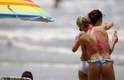 23 de dezembro - Garota passa bronzeador em amiga, na praia de Caiobá, em Matinhos (PR), onde o sol brilhou forte e a temperatura chegou a 28ºC nesta terde