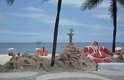 25 de dezembro - Famosas esculturas de areia da praia de Copacabana ganharam temática natalina no Rio de Janeiro