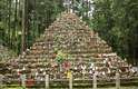 Okunoin - Koyasan, JapãoO maior cemitério do Japão com mais de duzentas mil sepulturas é um verdadeiro templo de meditação. Em uma encosta do Monte Koya, a cerca de 50 quilômetros de Osaka, Okunin é o local mais sagrado de Koyasan, já que abriga o mausoléu de Kobo Daishi, fundador da seita budista Shingon que, acredita-se, está em meditação eterna desde o ano de 835