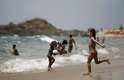 28 de dezembro - A capital baiana registra índices solar extremos, levando as crianças a se refrescarem no Porto da Barra
