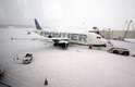 2 de janeiro - Avião aguarda passageiros no aeropoto O'Hare, em Chicago (Illinois), após forte nevasca