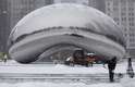 2 de janeiro - Funcionário de parque remove a neve ao redor da escultura de aço Cloud Gate, em Chicago