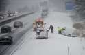 2 de janeiro - Caminhonete ajuda a guinchar van que atolou na neve após sair da pista em rodovia na altura da cidade de Jackson, Estado de Michigan