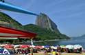 3 de janeiro - Na praia Vermelha, próximo ao morro da Urca, no Rio de Janeiro, banhistas aproveitaram o dia de sol e calor
