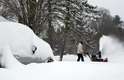 3 de janeiro - Brooke Dolan limpa a neve em frente a sua casa em Boxford, Estado de Massachusetts