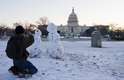 3 de janeiro - Homem tira foto de bonecos de neve em frente à Casa Branca, em Washington