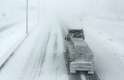 5 de janeiro - Caminhão se move cuidadosamente na pista coberta pela neve da rodovia I-74, em Urbana, Illinois
