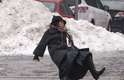 5 de janeiro - Mulher derrapa no gelo e cai em Manhattan, Nova York