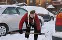 7 de janeiro - Jessica Corner, moradora de Detroit, retira neve acumulada ao redor de seu carro em frente ao apartamento onde mora