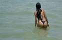 7 de janeiro - A desconfiança não afastou os banhistas das praias cariocas, no dia em que a temperatura chegou a 34ºC