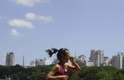 11 de janeiro - Em um fim de semana de muito calor em São Paulo, muitas pessoas procuraram o Parque do Ibirapuera - o mais importante parque urbano da capital paulista - para se exercitar ou relaxar à sombra. A máxima durante o sábado deve ficar em 33ºC, e no domingo (12) uma fraca frente fria ameniza o calor