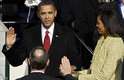 Michelle observa Obama prestar o juramento na sua posse como o 44º presidente dos Estados Unidos, em 20 da janeiro de 2009