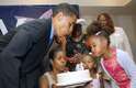 Então candidato democrata por Illinois, o senador Barack Obama asssopra as velas com Michelle e suas filhas no seu aniversário de 43 anos, em 2004