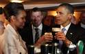 Michelle e Obama degustam a cerveja Guiness em visita a Moneygall, na Irlanda, em 2011