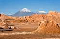 O deserto de Atacama é uma das grandes atrações chilenas. Apesar de parecer complicado, a cidade tem um aeroporto com voos saindo de Santiago e oferece diversos hotéis. Existem muitas opções de passeio e não faltam belezas naturais para visitar
