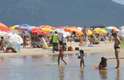 17 de janeiro - Os termômetros de rua marcaram 35ºC. A praia do Campeche, na região sul da capital de SC, foi uma das mais procuradas; banhistas se espremeram na areia a aproveitaram o mar calmo
