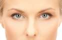 Preenchimento com ácido hialurônico é indicado por melhorar olheiras derivadas do olho fundo, atuando a elevação da área abaixo dos olhos