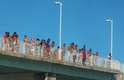20 de dezembro - Jovens saltam de plataforma em Rio das Ostras (RJ), onde a temperatura chegou aos 34ºC nesta tarde