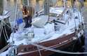 22 de janeiro - Homem retira a neve de barco no litoral americano, em Annapolis