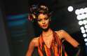 A top brasileira desfilou um look exótico para a Jean Paul Gaultier