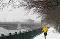 22 de janeiro - Homem corre na beira do Rio Charles em Cambridge, Massachussets, na manhã de quarta-feira
