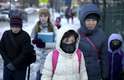 22 de janeiro - Pais e filhos chegam à escola em bairro de Nova York