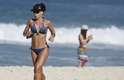 A atriz Carla Marins mostra sua ótima forma em corrida de biquíni na areia