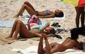 27 de janeiro - Banhista aproveita o forte calor na praia de Ipanema no Rio de Janeiro (RJ). Os termômetros chegam a registrar 36°C