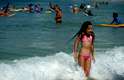 29 de janeiro - Menina se refresca na praia do Arpoador, em dia de calor de 37ºC no Rio