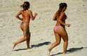 30 de janeiro - Mulheres aproveitam o calor para fazer exercícios na praia de Ipanema, no Rio
