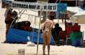 4 de fevereiro - Chuveirinhos instalados na praia de Ipanema, no Rio de Janeiro, ajudaram a refrescar banhistas nesta terça-feira