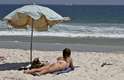 10 de fevereiro - Com novo recorde de calor no ano, com máxima de 41,4°C, praias cariocas, como a do Pepê, na Barra, seguem atriando banhistas