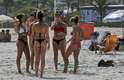 18 de fevereiro - Jovens aproveitam praia do Pepê, na Barra da Tijuca, enquanto não chega a chuva prevista para o Rio de Janeiro