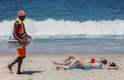 26 de fevereiro - Banhista aproveita o forte calor na praia de Ipanema, no Rio de Janeiro, RJ, na manhã desta quarta-feira