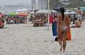 1º de março - Banhistas aproveitam para colocar o bronzeado em dia na Barra da Tijuca, no Rio