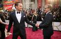 Leonardo DiCaprio cumprimenta Christoph Waltz; ambos atuaram em 'Django Livre'