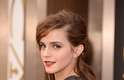 Emma Watson faz pose para fotógrafos na chegada para cerimônia de entrega do Oscar, em Los Angeles