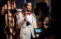Jared Leto exibe seu Oscar de Melhor Ator Coadjuvante