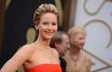 A atriz Jennifer Lawrence chega ao Dolby Theatre, em Hollywood, para a 86ª edição do Oscar, realizada neste domingo (2)