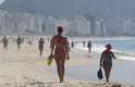 12 de março - Praia de Copacabana lotou nesta quarta-feira de temperatura de 37ºC no Rio