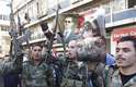 19 de fevereiro de 2014 - Soldados das forças leais ao presidente participam de comício em apoio ao Exército e a Bashar al-Assad