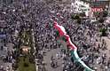 17 de junho de 2011 - Manifestantes marcham pelas ruas de Hama, em protesto contra o regime sírio