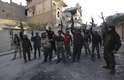 18 de fevereiro de 2014 - Rebeldes posam para foto com suas armas em Deir-al-Zor, leste da Síria