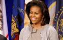 Michelle Obama, primeira-dama dos Estados Unidos, veste cardigã sobre vestido em tons neutros