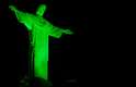 17 de março - Noite quente e com poucas nuvens no Rio permite visualizar a iluminação verde do Cristo Redentor, em homenagem ao Dia de São Patrício