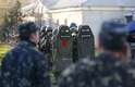22 de março - Homens armados da Ucrânia e da Rússia são vistos numa em base área militar na cidade de Belbek, próximo à Sebastopol